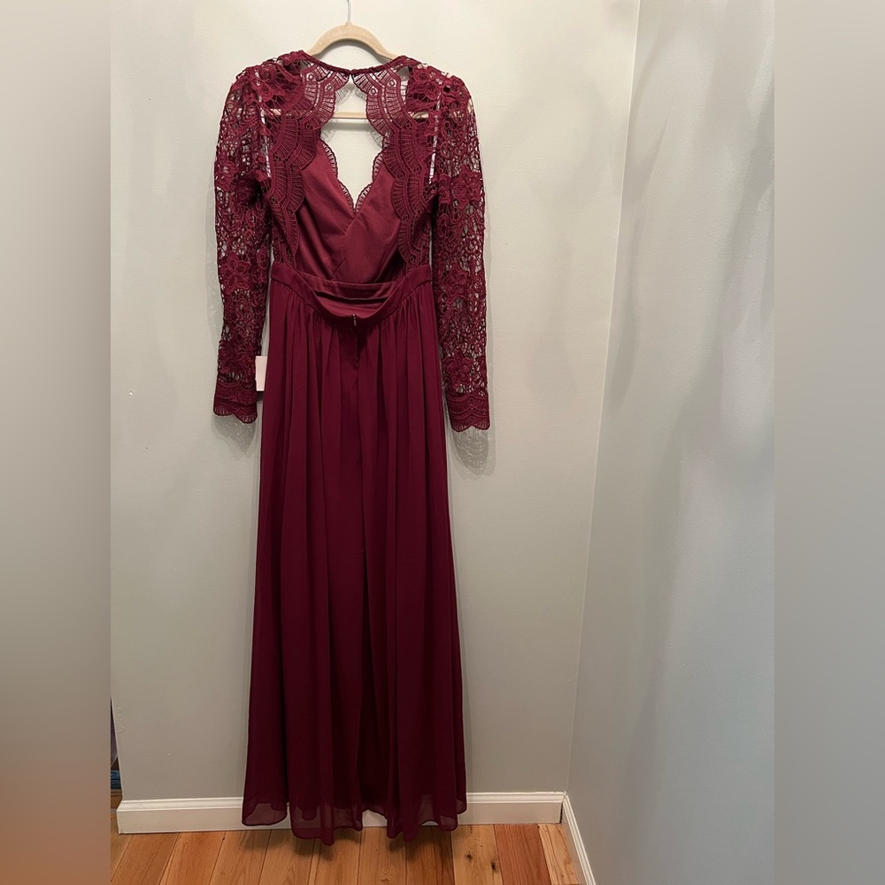 Lulu’s long, lace-sleeved burgundy dress
